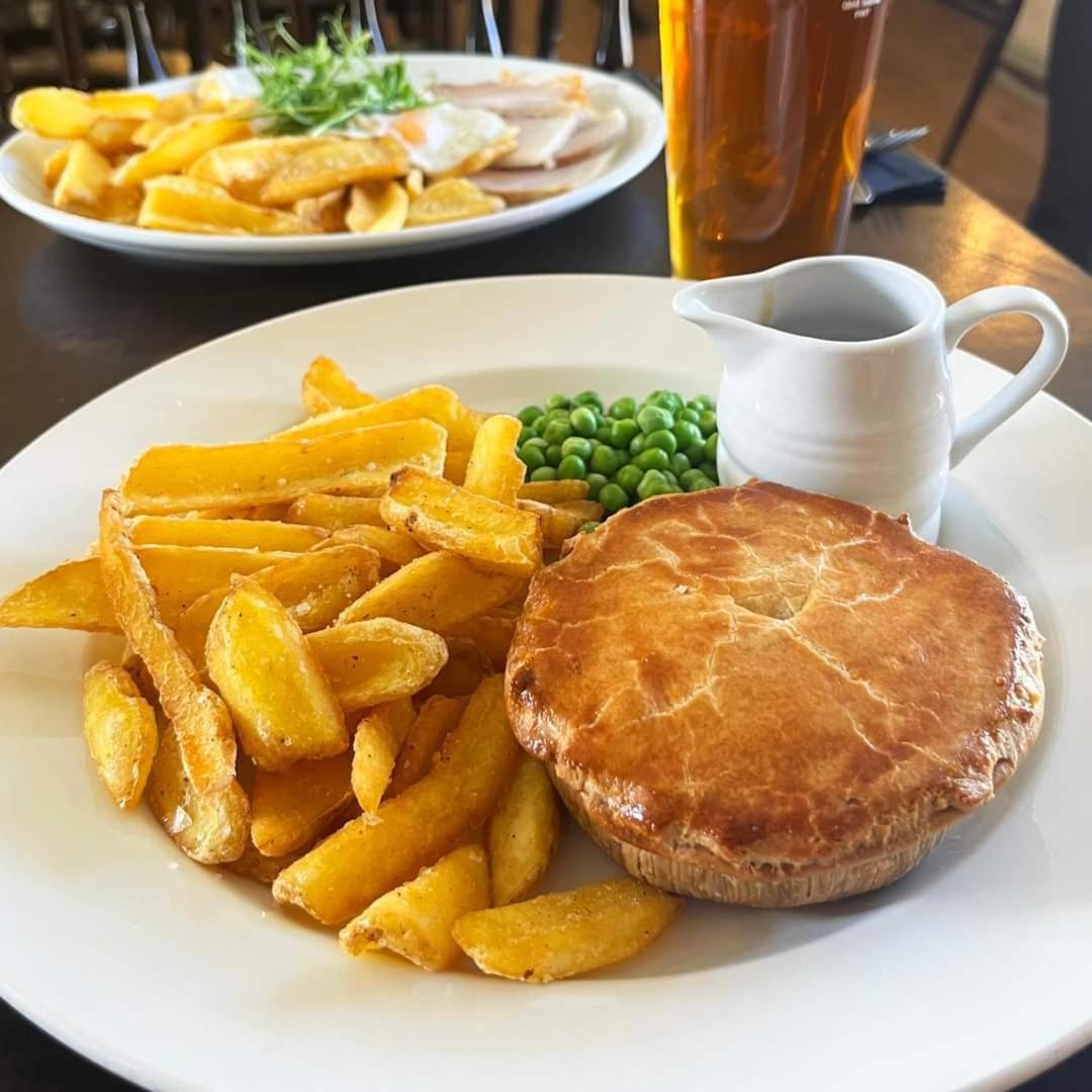 The Crown, Smallburgh Екстериор снимка